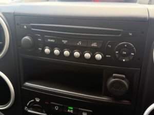 MyMobility Vehicles - WAV - Peugeot Partner - SF68 DHZ - Centre Console Radio View